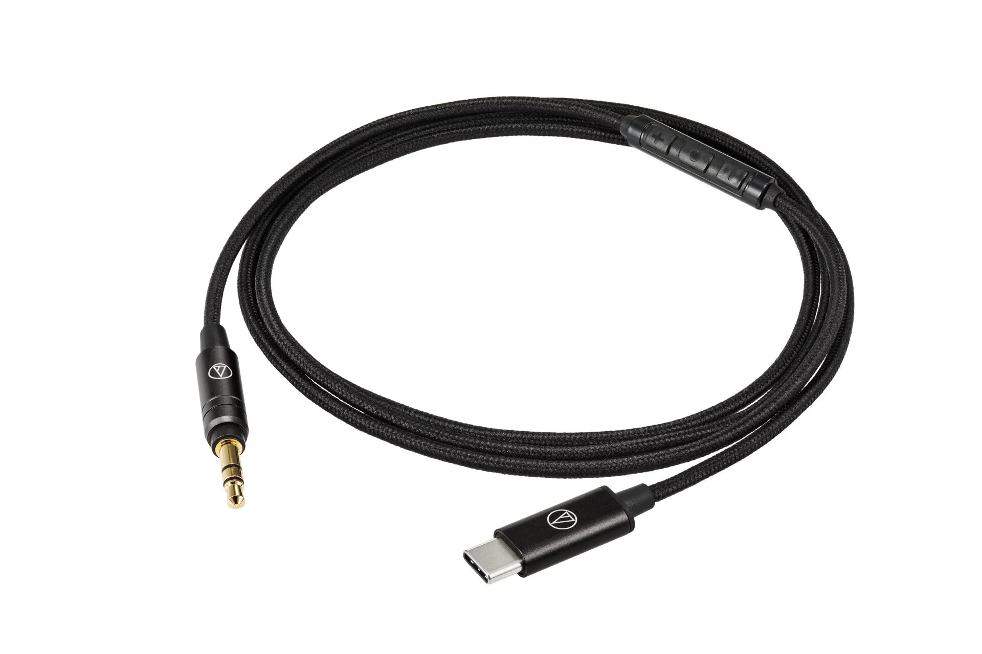 φ3.5mmプラグとUSB Type-Cプラグ、リモコン付きの黒い布巻きケーブル