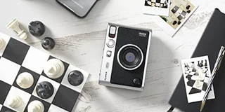 白い机に置かれた、黒と銀色のinstax