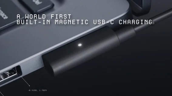 ノートPC側面にマグネット式USB-C充電ケーブルが接続された様子
