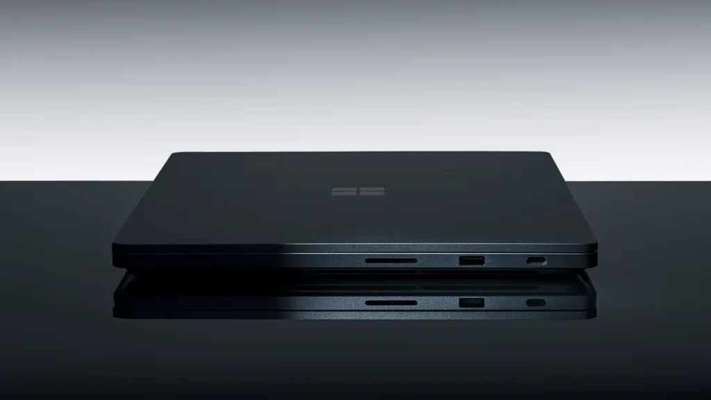 閉じた状態の黒いノートPCの側面。SDカードスロットとUSBポートが並ぶ
