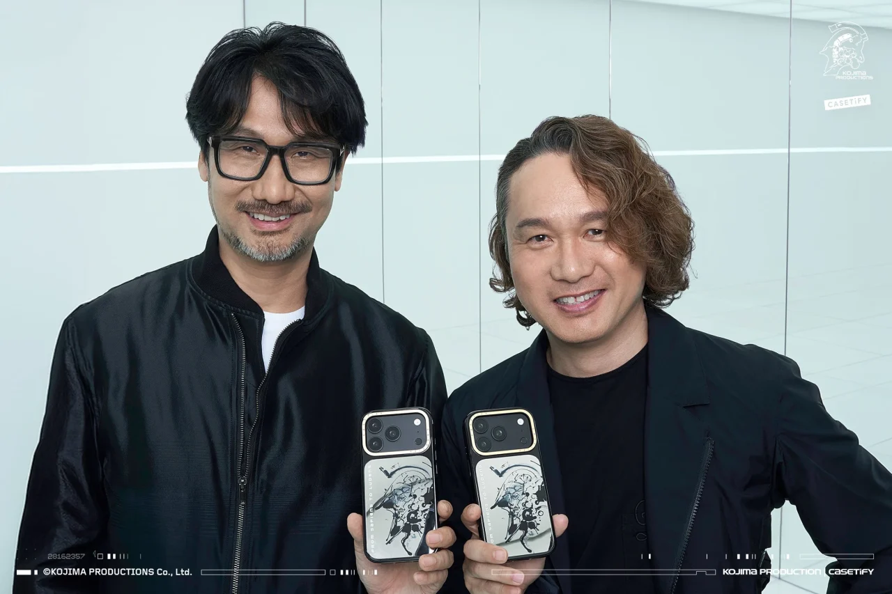 KOJIMA PRODUCTIONS x CASETiFYのスマホケースを手に持つ男性2人
