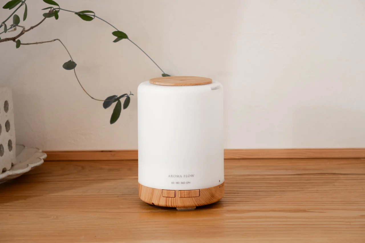 AROMA FLOW -Minamo-。ホワイトに木目調の円筒形アロマディフューザー