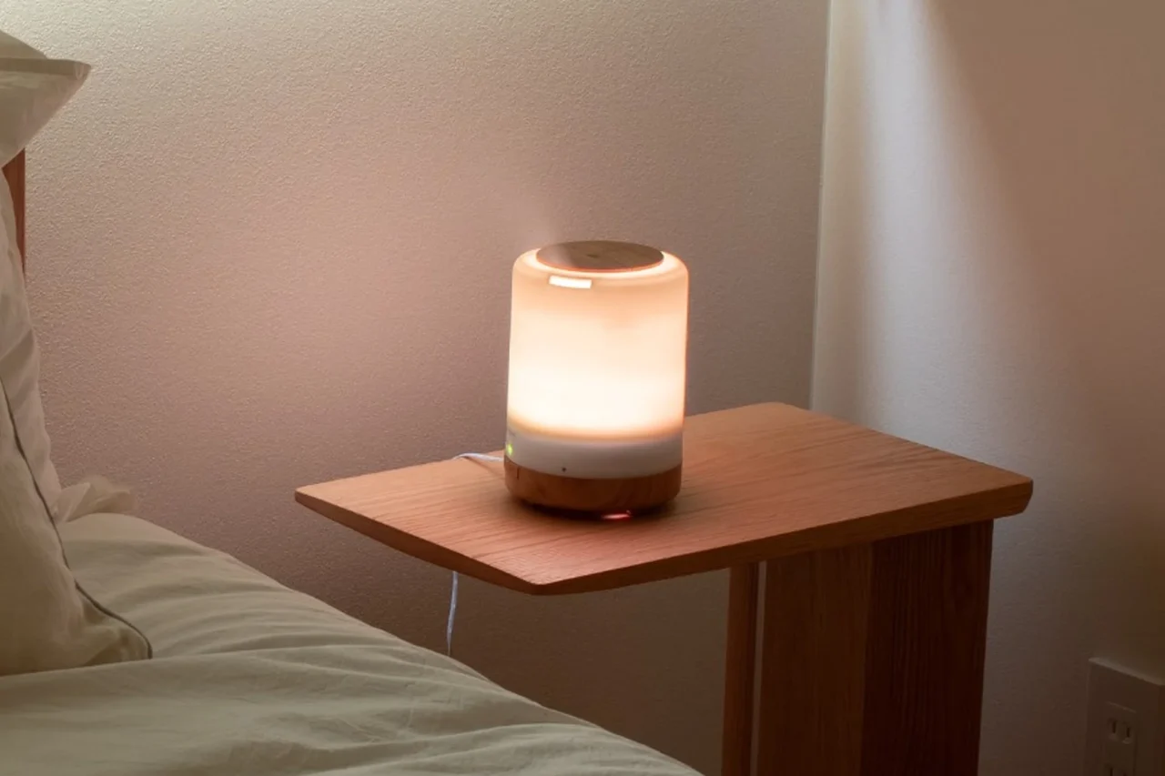 ベッド脇のテーブルで電球色に灯るAROMA FLOW -Minamo-