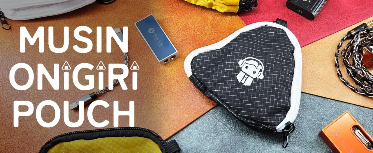 MUSIN ONIGIRI POUCH。黒い格子柄の三角形ポーチと周囲のオーディオ機器