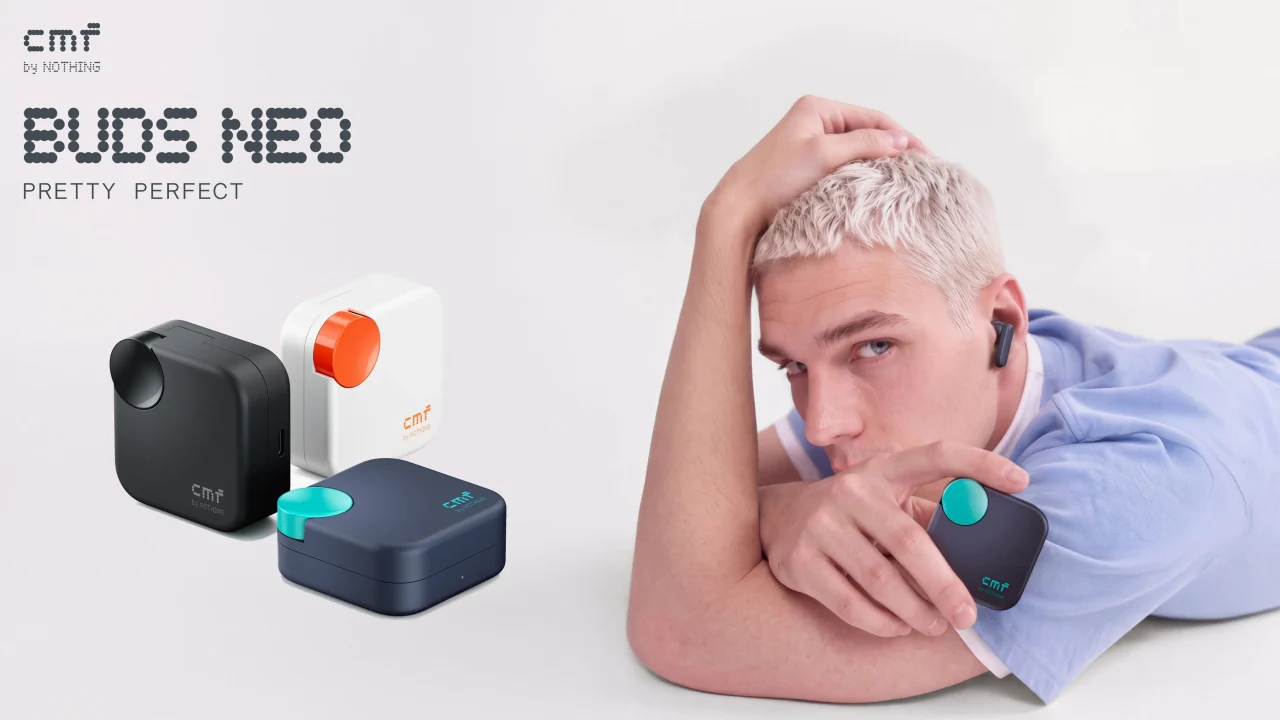 CMF Buds Neoの3色の充電ケースとイヤホンを着けた男性のビジュアル