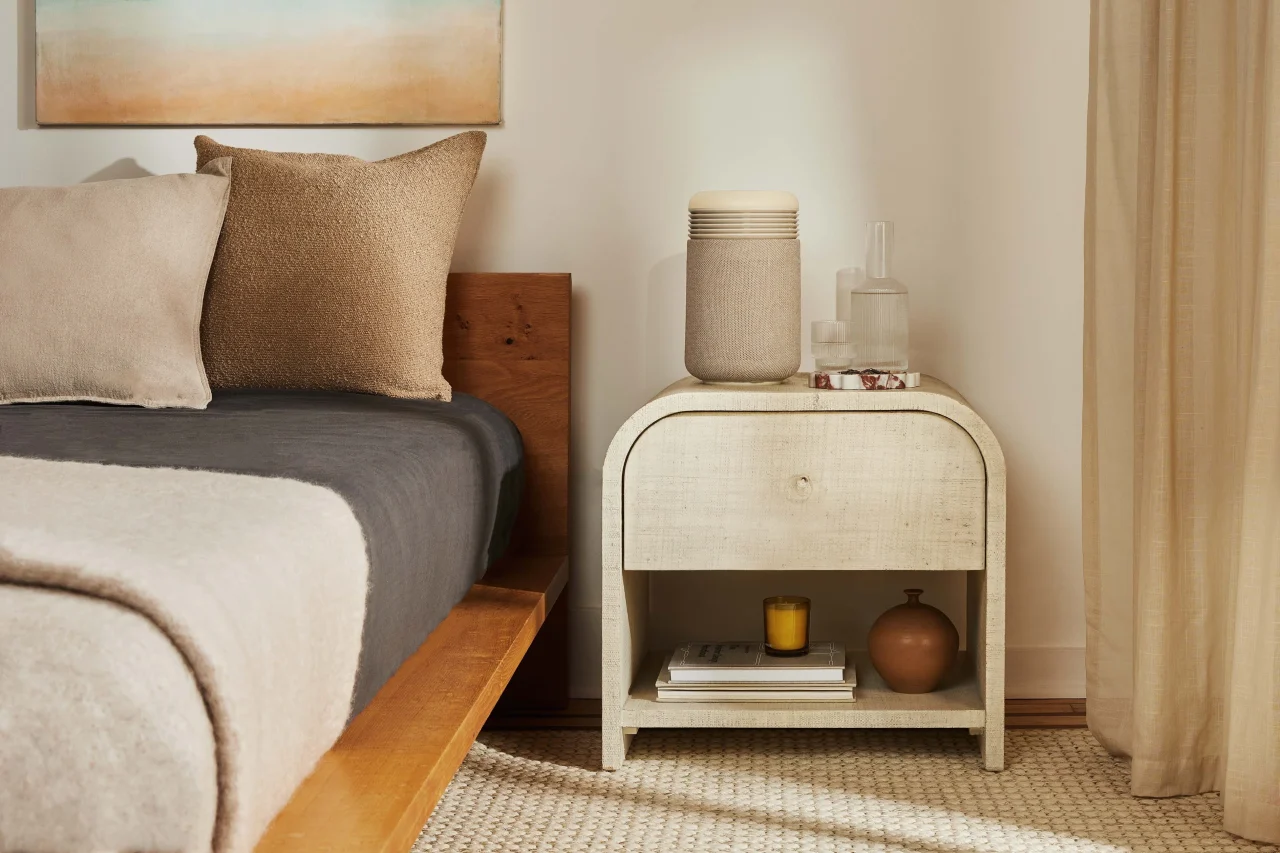 Mini Restful™ SC9i Coastal Beige がベッド脇のナイトテーブルに置かれた様子