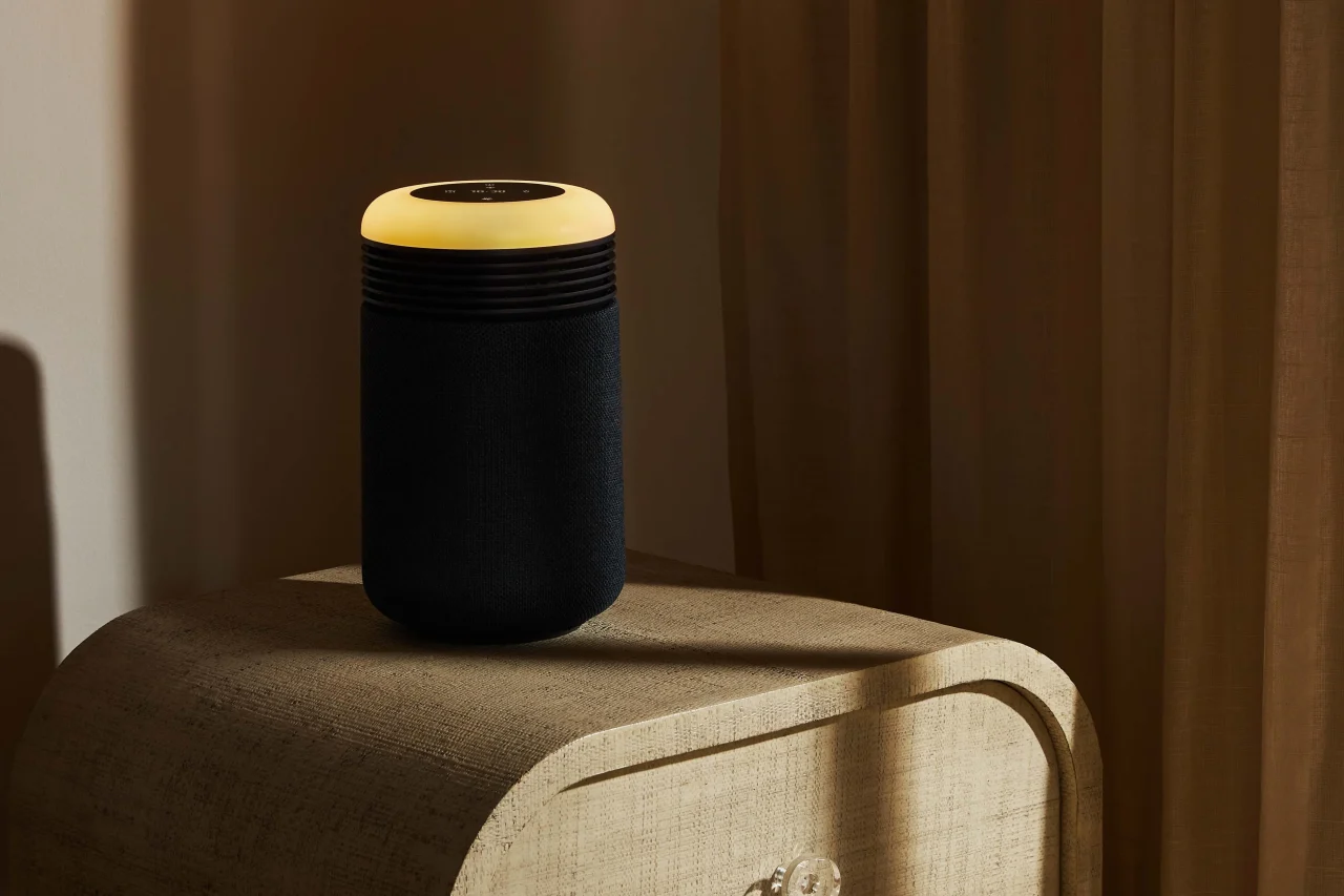Mini Restful™ SC9i Midnight Dark Blue、黄色く光る天面の円筒形空気清浄機