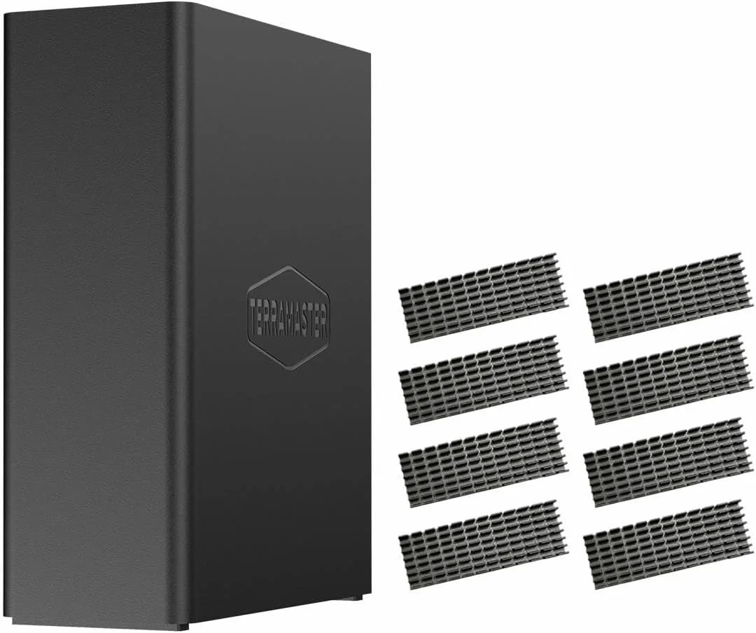F8 SSD Plus。黒い縦長筐体と、8枚のヒートシンクが並ぶ