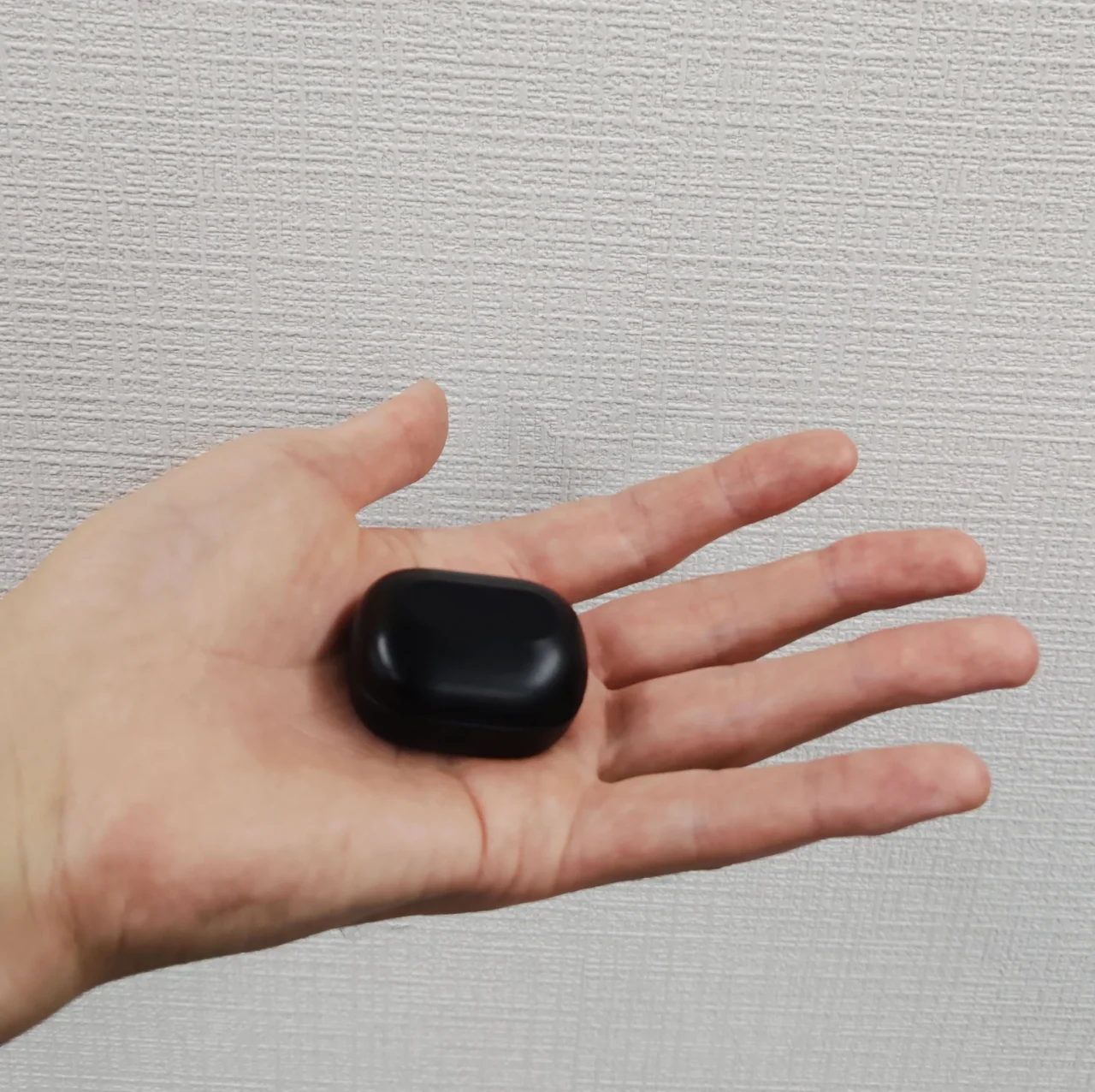 手のひらに載る黒い超ミニマルケース