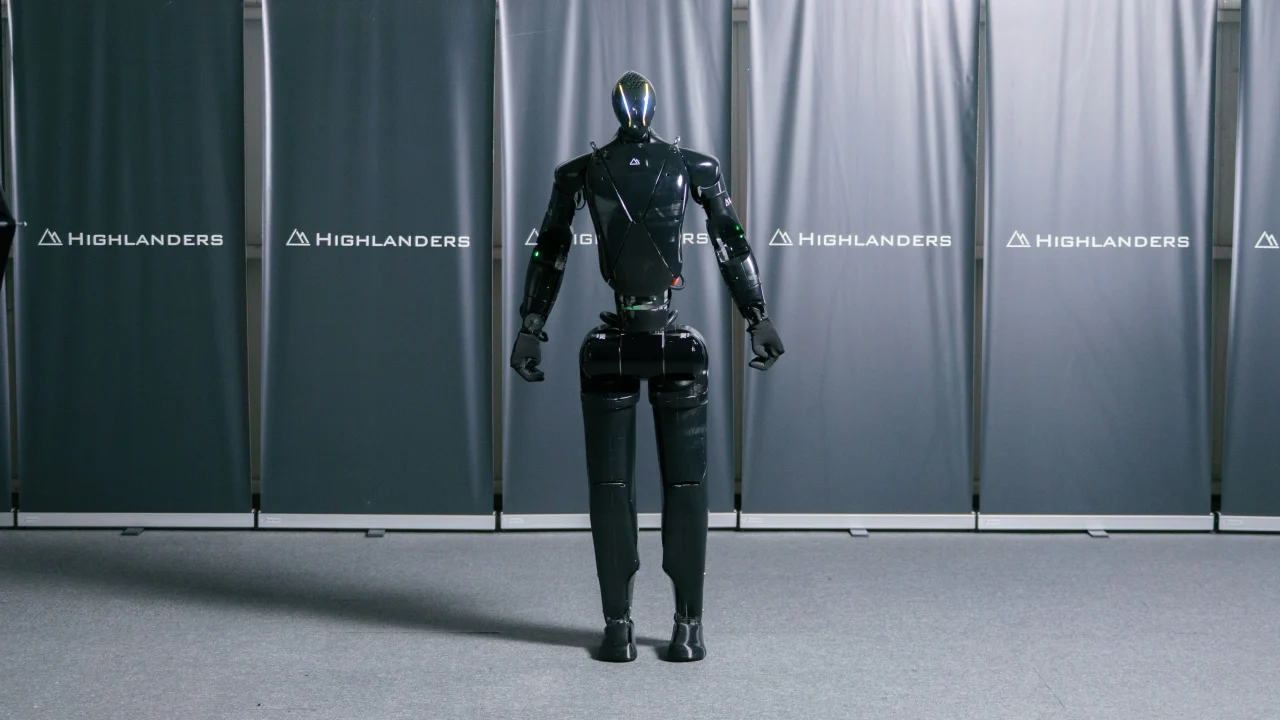 HIGHLANDERSのバナーを背に直立する国産ヒューマノイド「N」
