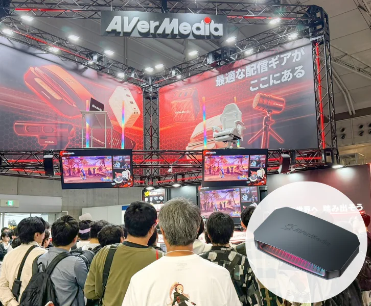 AVerMediaブースの展示と来場者、右下に黒いキャプチャーボードの拡大