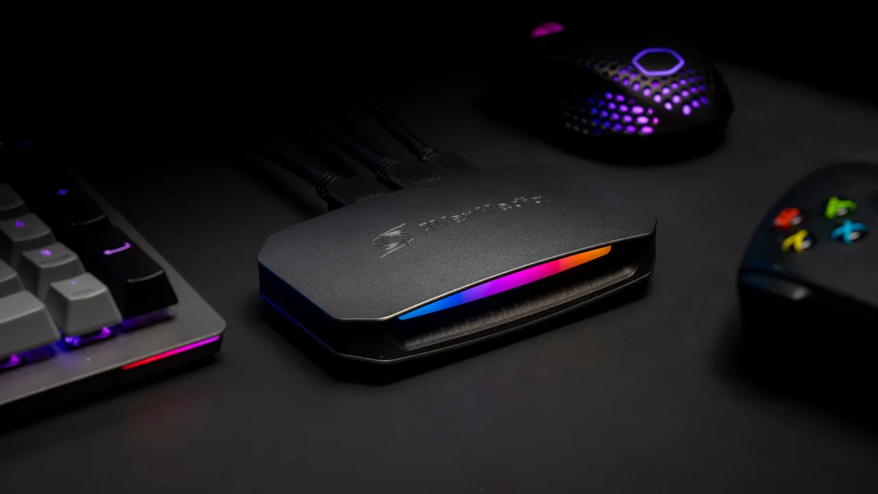 LIVE GAMER ULTRA 2.1「GC553G2」。虹色の光る黒いキャプチャーボード