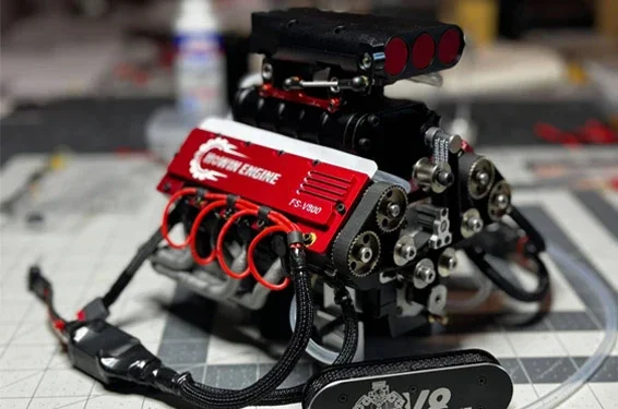 TOYAN FS-V800GCSの完成品。赤いカバーのV8エンジンと上部の過給機
