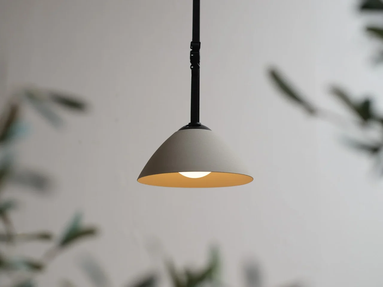 Malm（マルム）フォググレージュの円錐形シェードのペンダントランプ