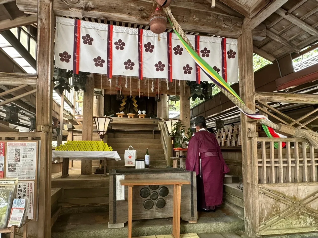 京都の火伏の神社で御祈祷を受ける様子。紫の装束の人物が社殿前で拝礼