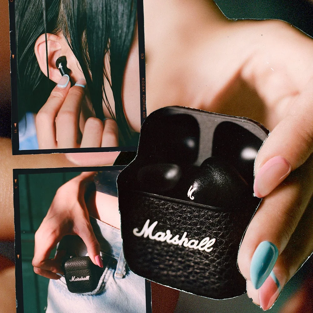 Marshallロゴ入りの黒いレザー調ケースの完全ワイヤレスイヤホンとモデルのコラージュ