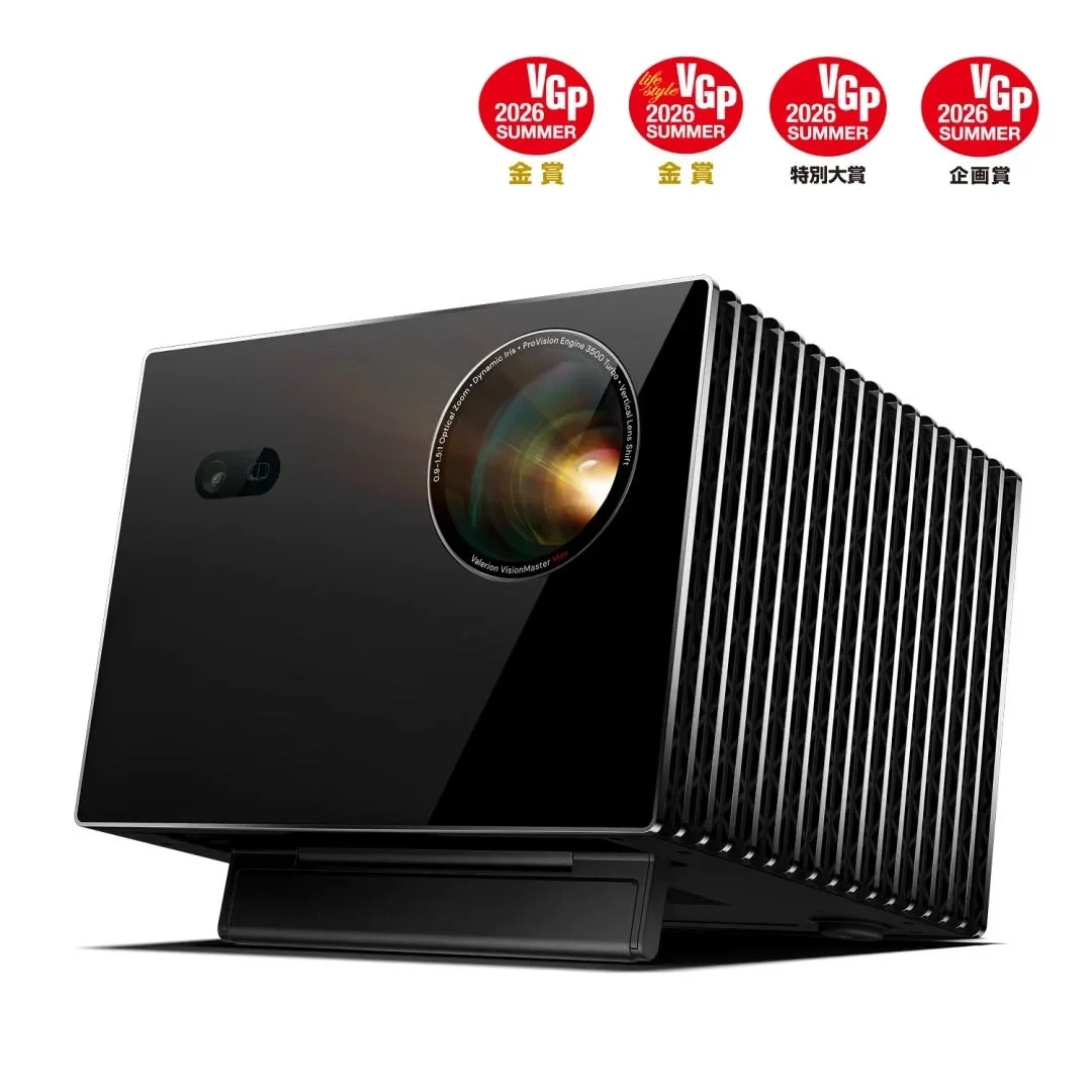 AWOL Valerion Max単体。黒い筐体のプロジェクターとVGP2026受賞バッジ