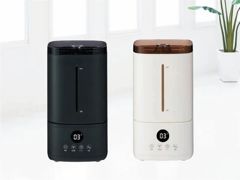ミストが高く飛ぶ超音波加湿器のダークグレーとベージュの2台