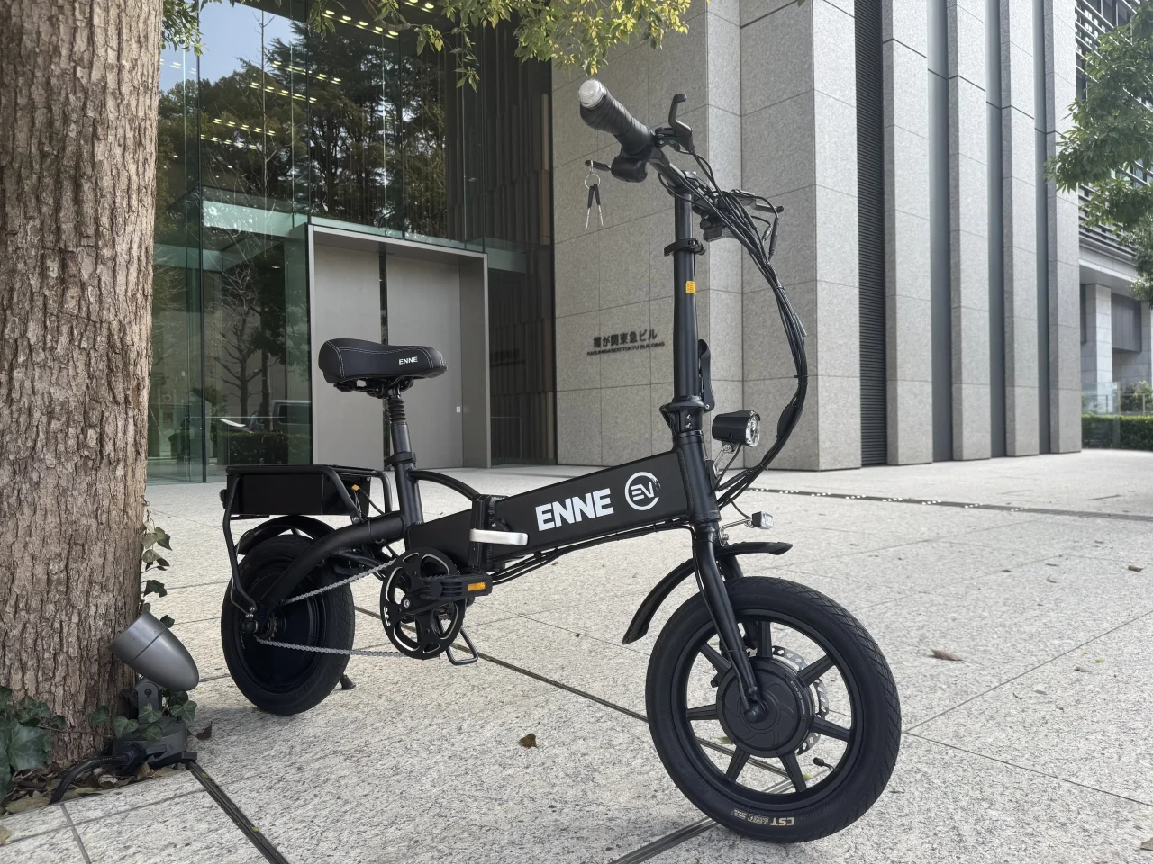 歩道脇に置かれた黒いENNE ZEROの小径電動自転車