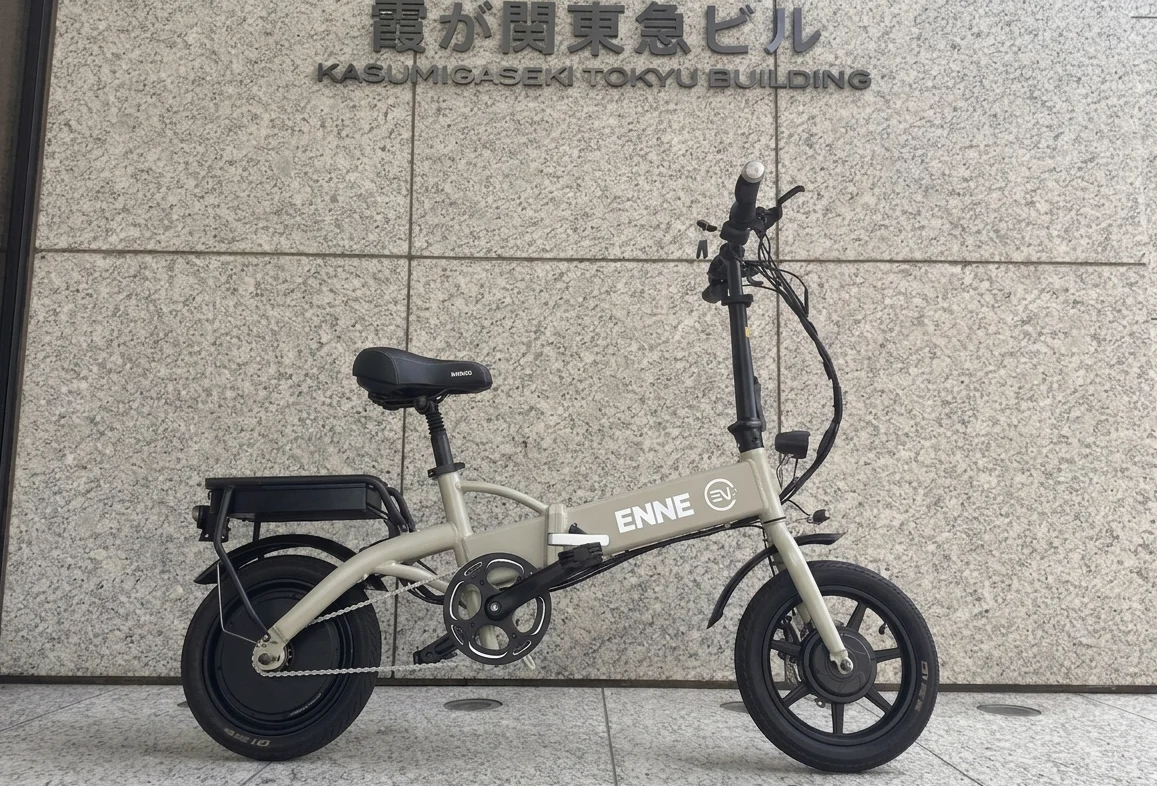 ENNEロゴ入りベージュ系の小径電動自転車の側面