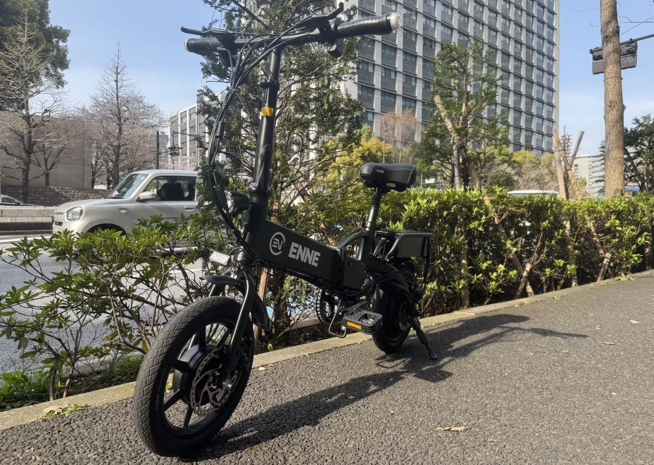 歩道脇に停めたENNE ZEROの車体を斜め前から写した写真