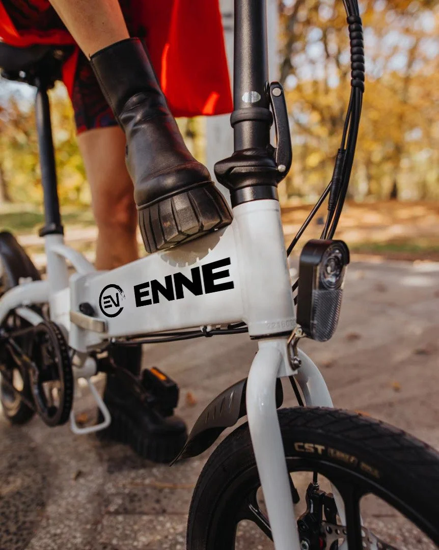 ENNE ZEROの白いフレームに「ENNE」ロゴ。ブーツでペダルを踏む様子