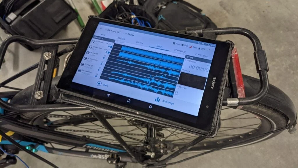 自転車の荷台に固定されたSONY製タブレットの波形表示画面