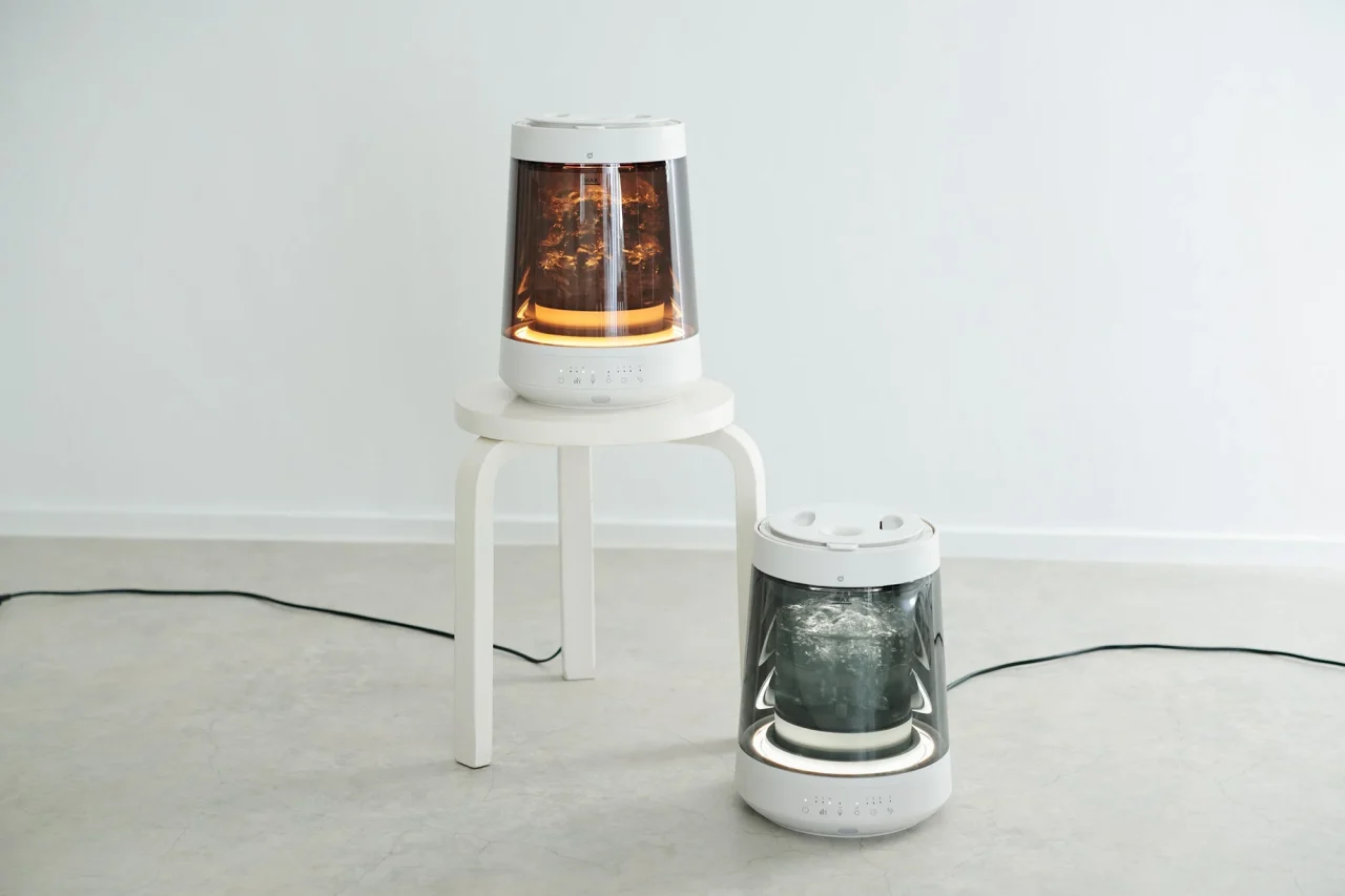 白い丸椅子と床に置かれた、2台のGLASS STEAM HUMIDIFIER