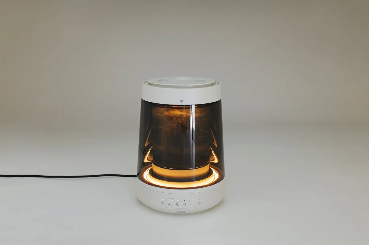GLASS STEAM HUMIDIFIER。橙色に灯るガラスポットの白い本体