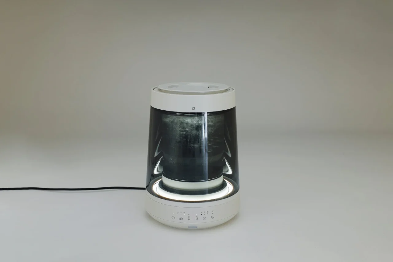 GLASS STEAM HUMIDIFIER、白い本体と透明ガラスポットが点灯