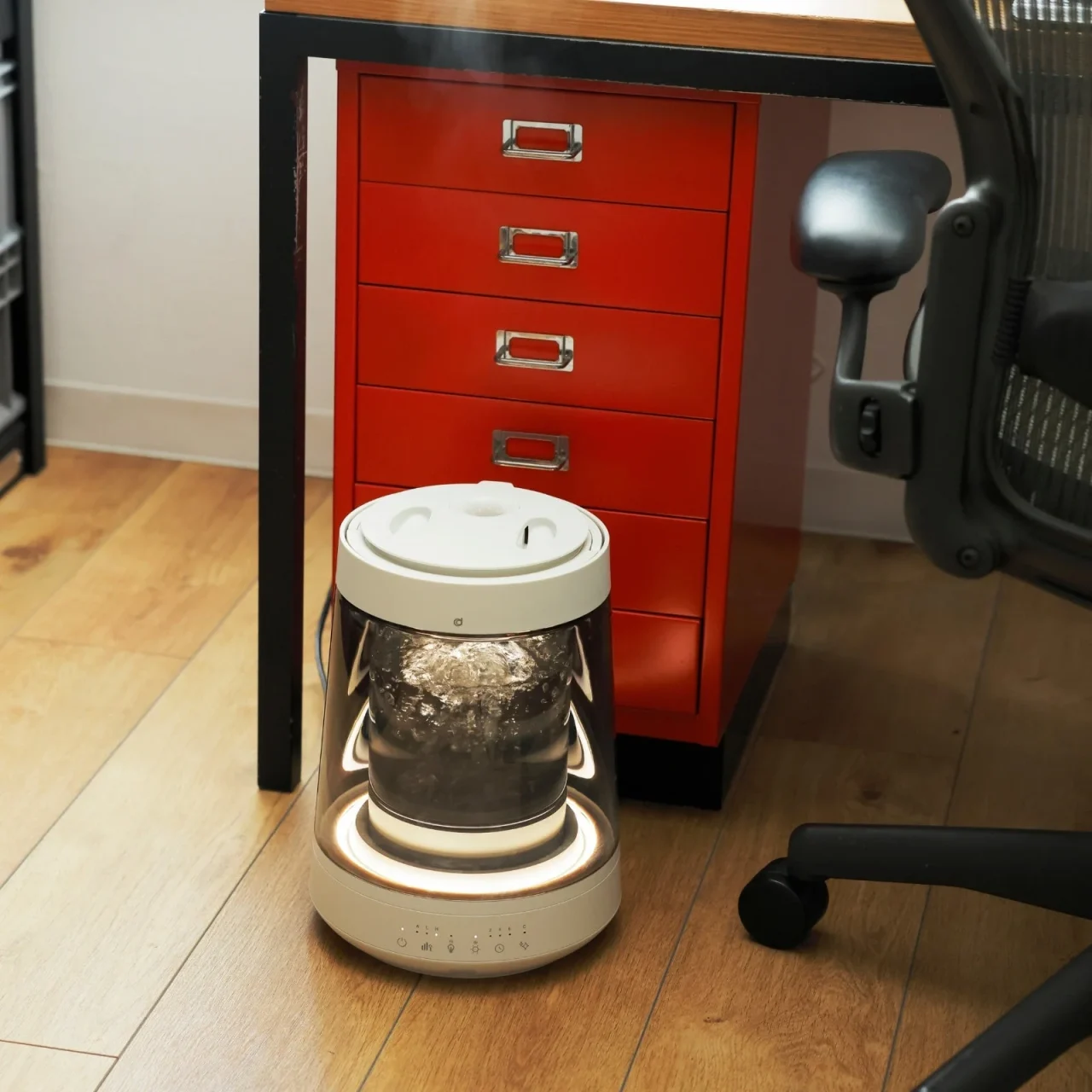 デスク下の床で沸騰し灯りがともるGLASS STEAM HUMIDIFIER