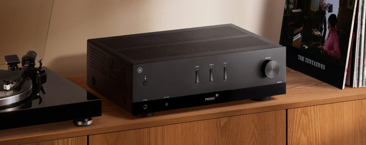 木製台に置かれたヤマハ R200A（ブラック）とレコードプレーヤー
