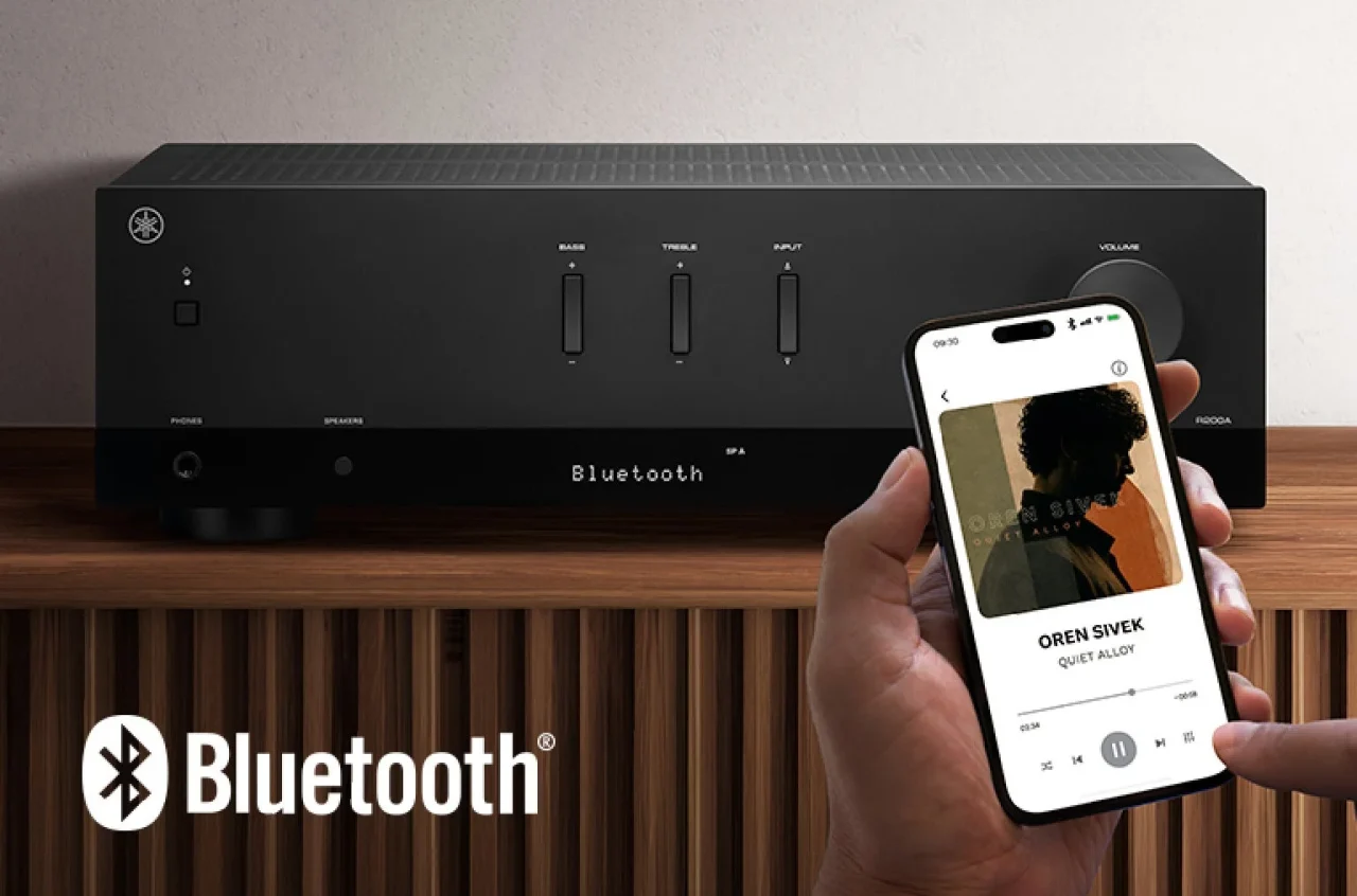 黒いレシーバーとBluetooth接続でスマホの音楽を再生する様子