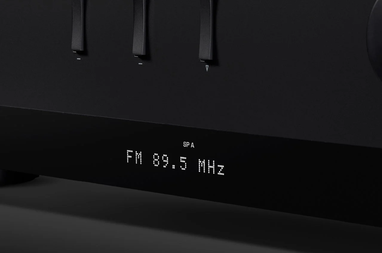 ワイドFM/AMチューナー表示：液晶に「FM 89.5 MHz」と表示された黒い本体前面