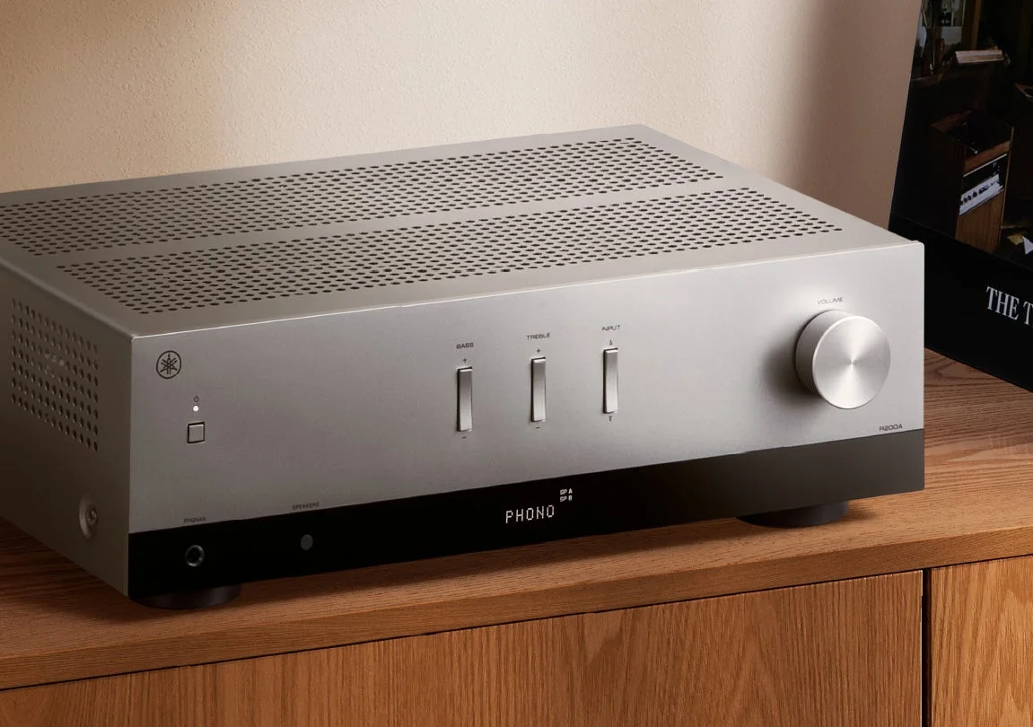 木製台に置かれたシルバーのヤマハ HiFiステレオレシーバー『R200A』