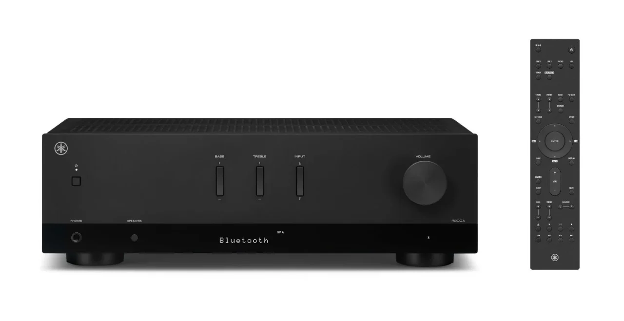 ヤマハ HiFiステレオレシーバー『R200A』ブラックの正面とリモコン
