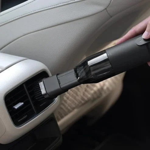 4WAY小型エアクリーナーで車内の吹き出し口を掃除する様子