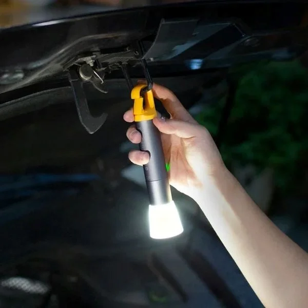 フラッシュライト Lite。黄色いカラビナで車のボンネット下に吊り下げ点灯