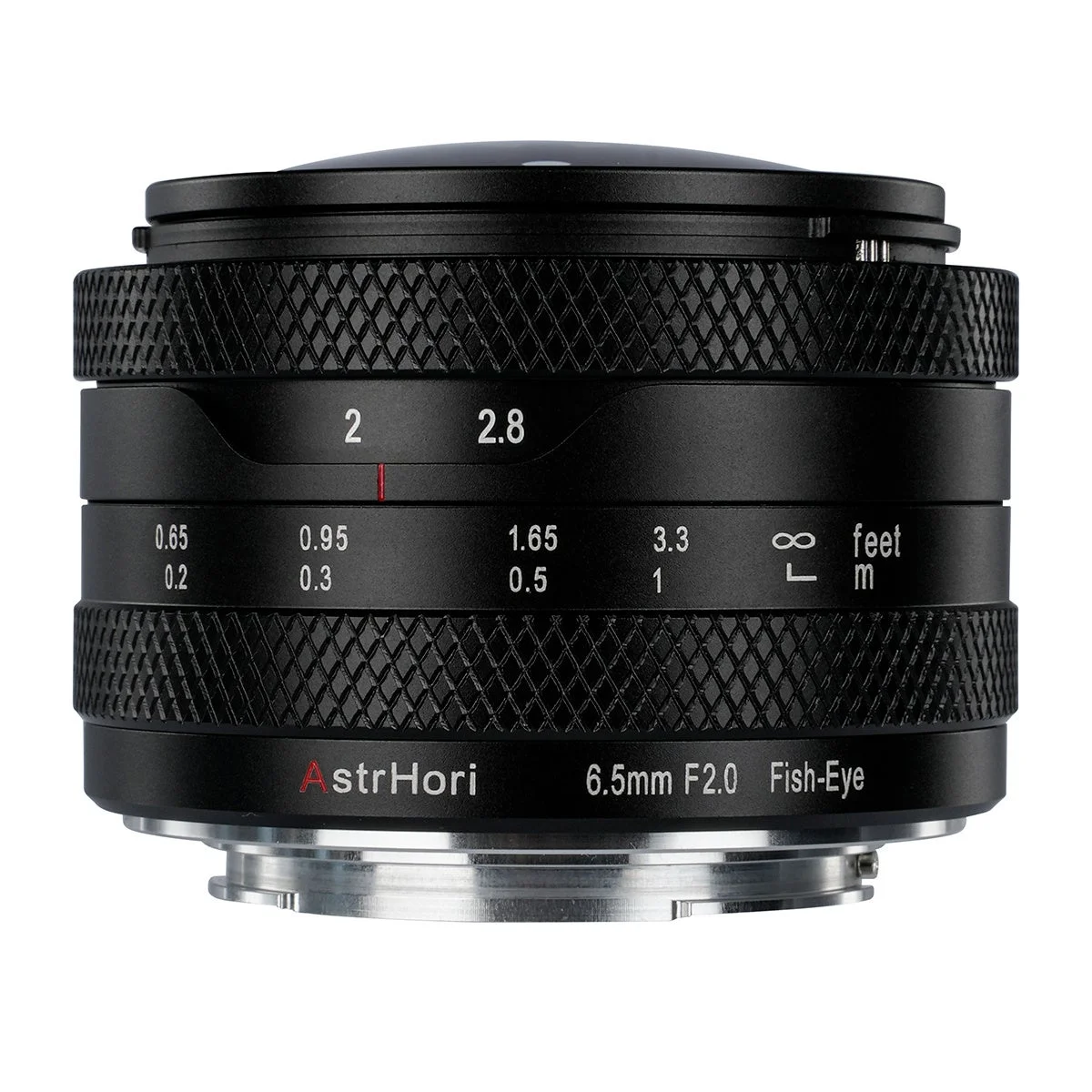 AstrHori 6.5mm F2.0 Fish-Eye 黒い鏡筒に距離目盛りとローレットリングを備えたレンズ