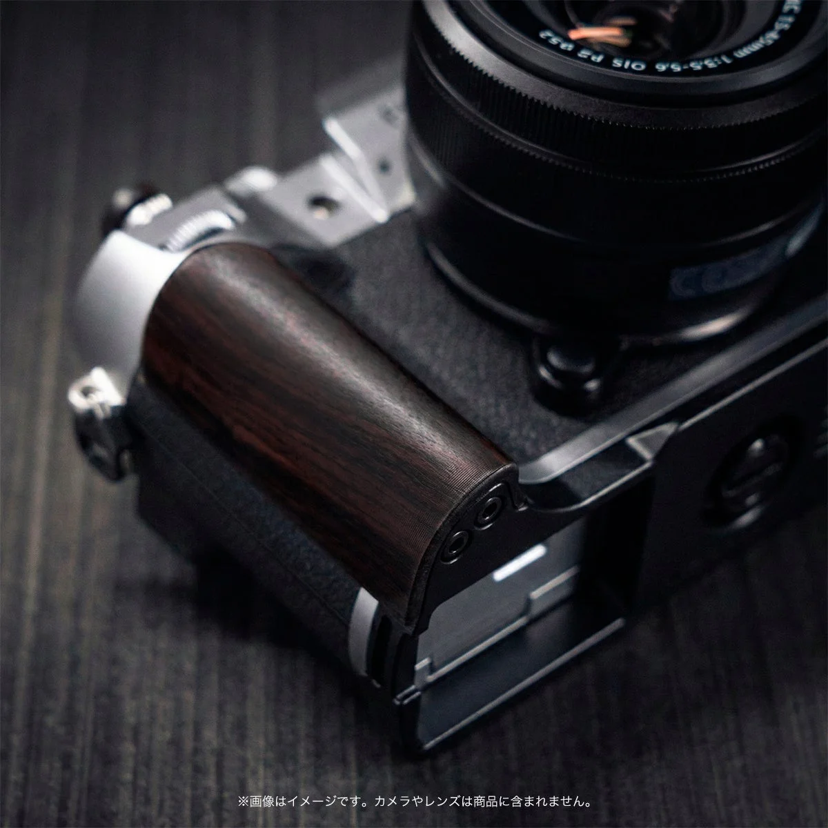 YUWOOD ウッドグリップ 一体型ベースプレート FUJIFILM X-T50 専用を装着したカメラ