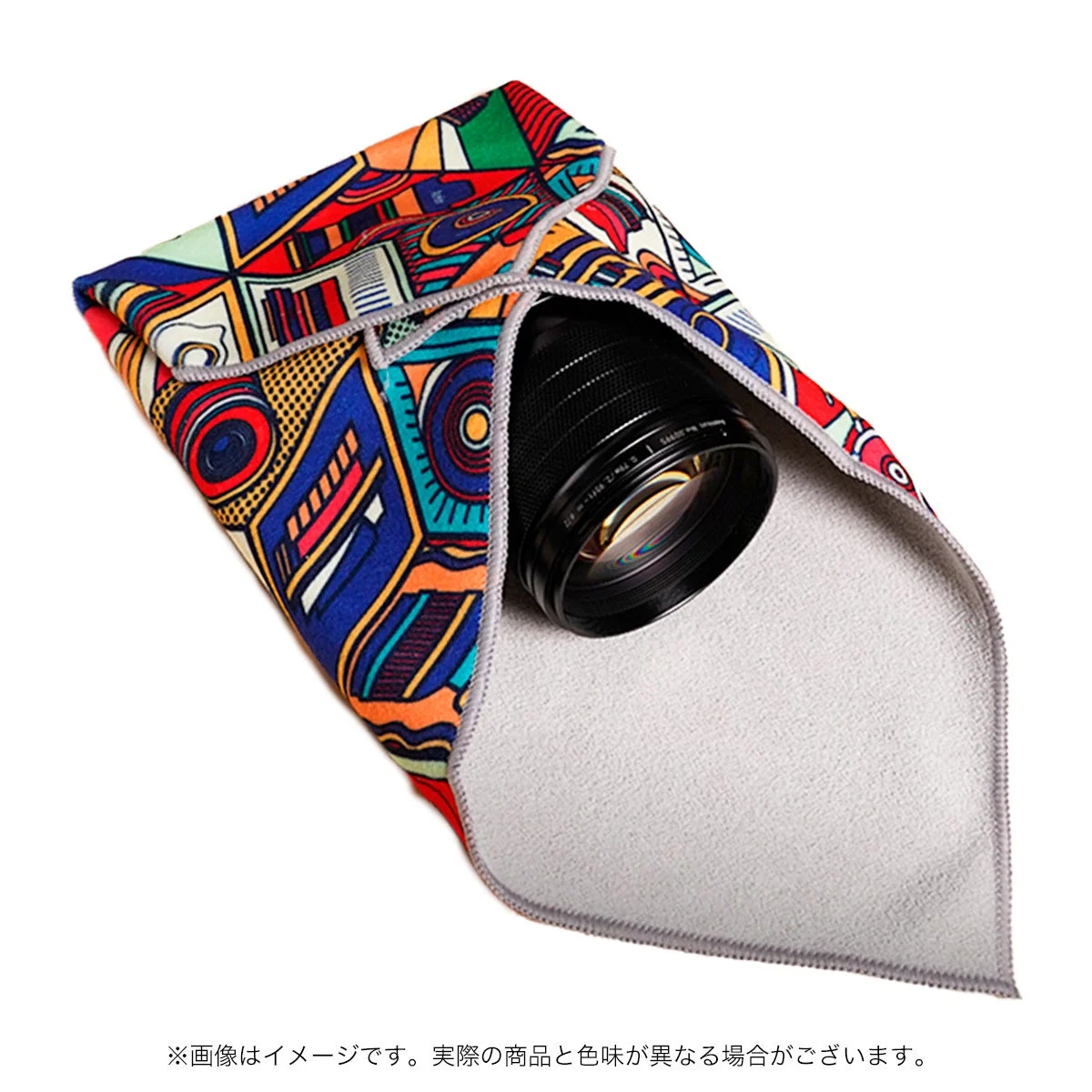 AstrHori クッツクラッパーでレンズを包んだ、カラフルな柄の保護クロス