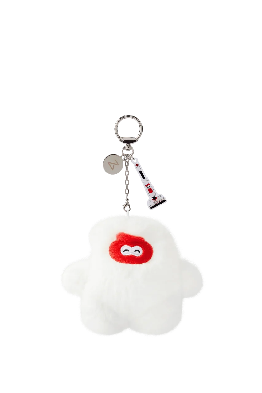白いふわふわのキャラクターのぬいぐるみキーホルダー。掃除機チャーム付き