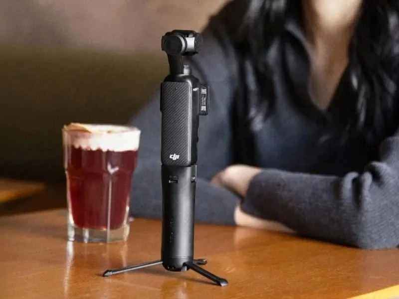 Osmo Pocket 3/4/4P用 バッテリーハンドルに装着し三脚で立てたカメラ