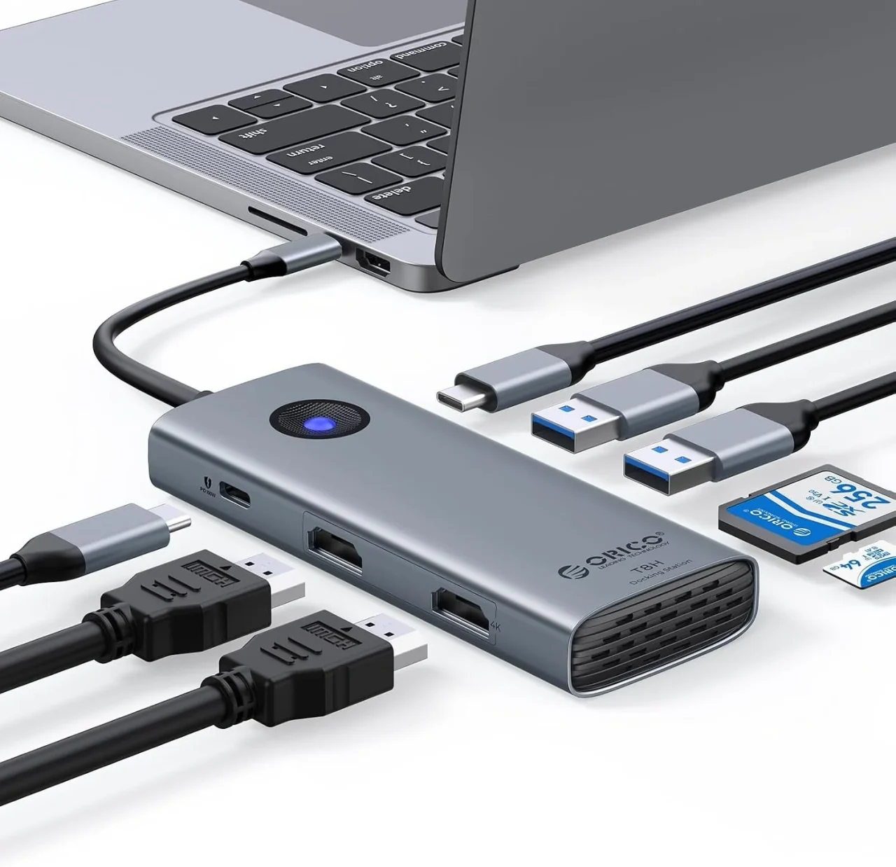 ノートPCに接続したORICO 8-in-1 USB-Cドッキングステーションと各ポートのケーブル、SDカード