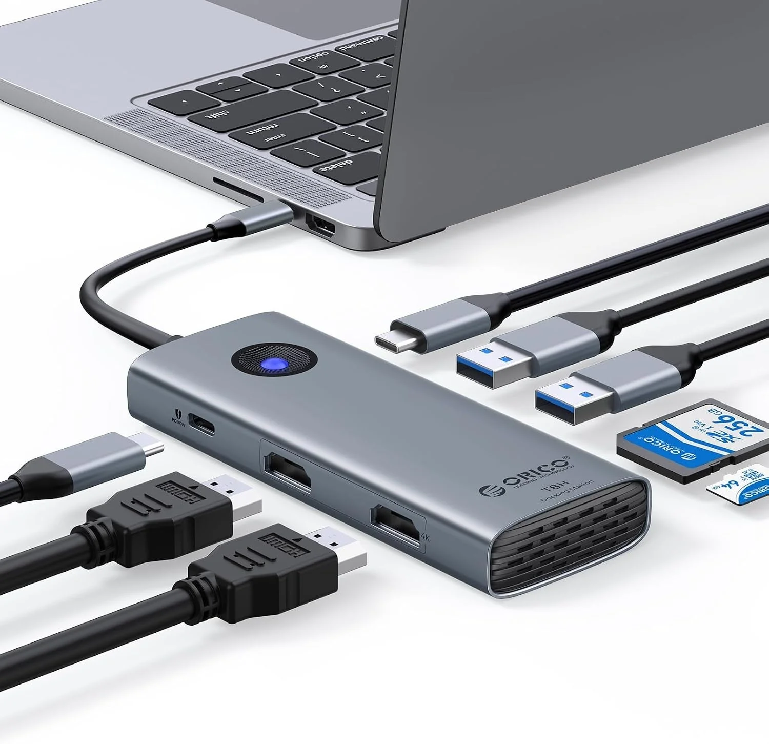 ノートPCに接続したORICO 8-in-1 USB-Cドッキングステーションと各ポートのケーブル、SDカード