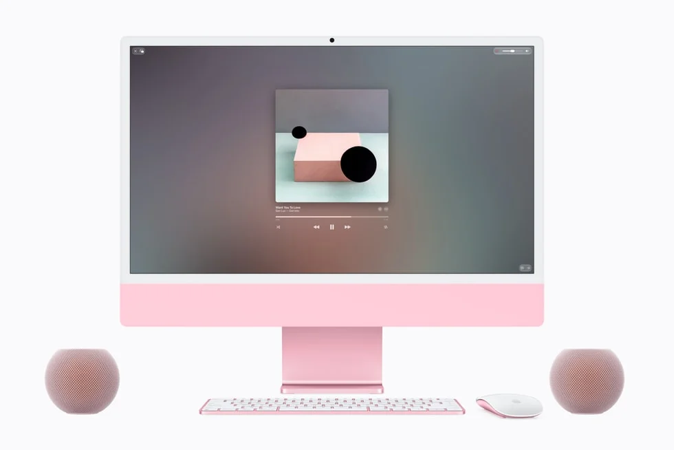 ピンクのMacの両脇に置かれたHomePod mini 2