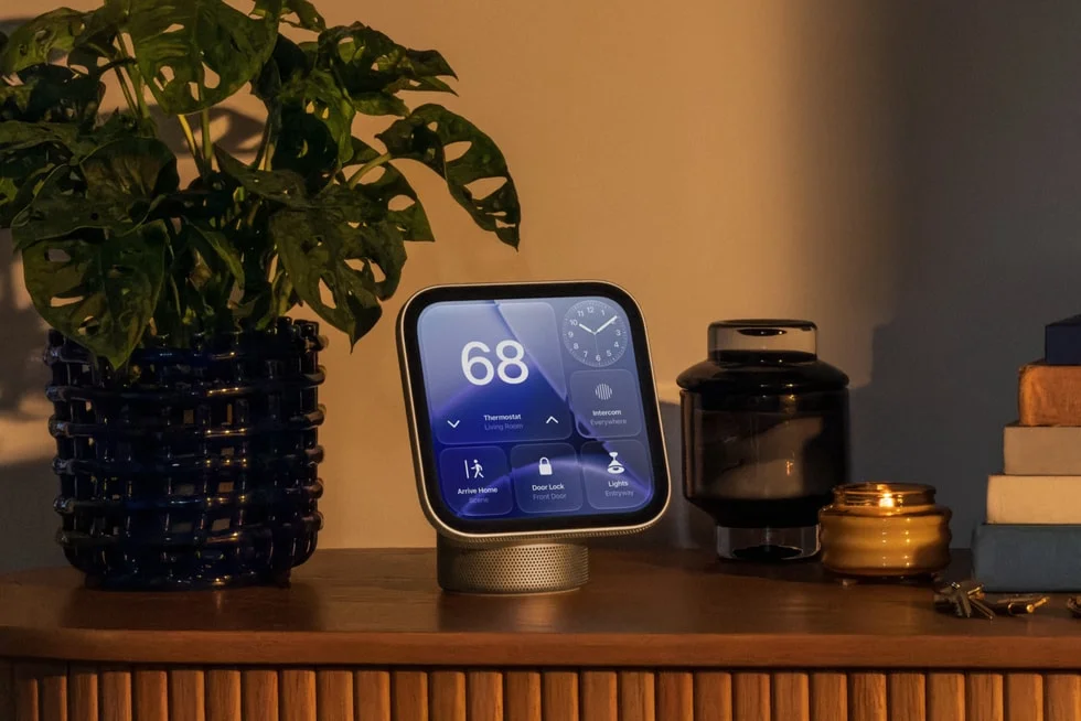 木製の棚の上に置かれたApple HomeViewの画面に68とホーム操作が表示