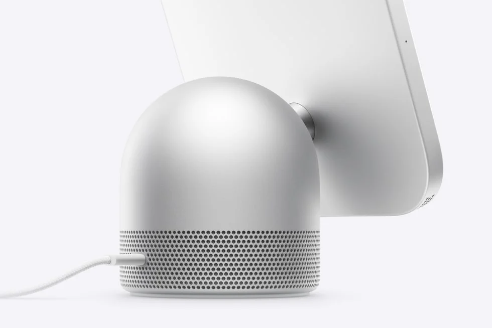 シルバーのApple HomeView。ドーム型スピーカーベースとUSB-Cケーブル