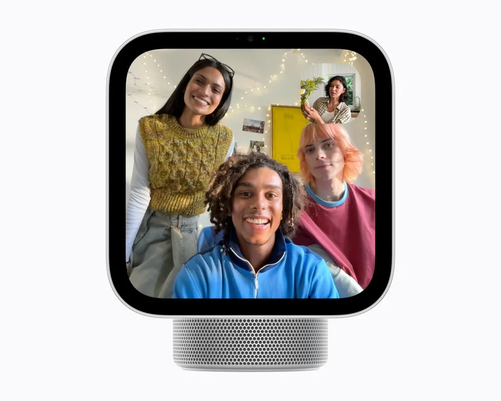 HomeViewの画面に3人の笑顔とFaceTime通話の映像が映る