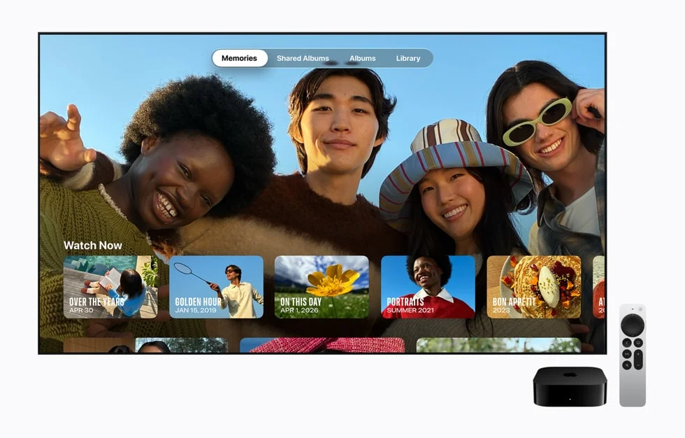 テレビ画面にiCloud写真のメモリーを表示したApple TV 4KとSiri Remote